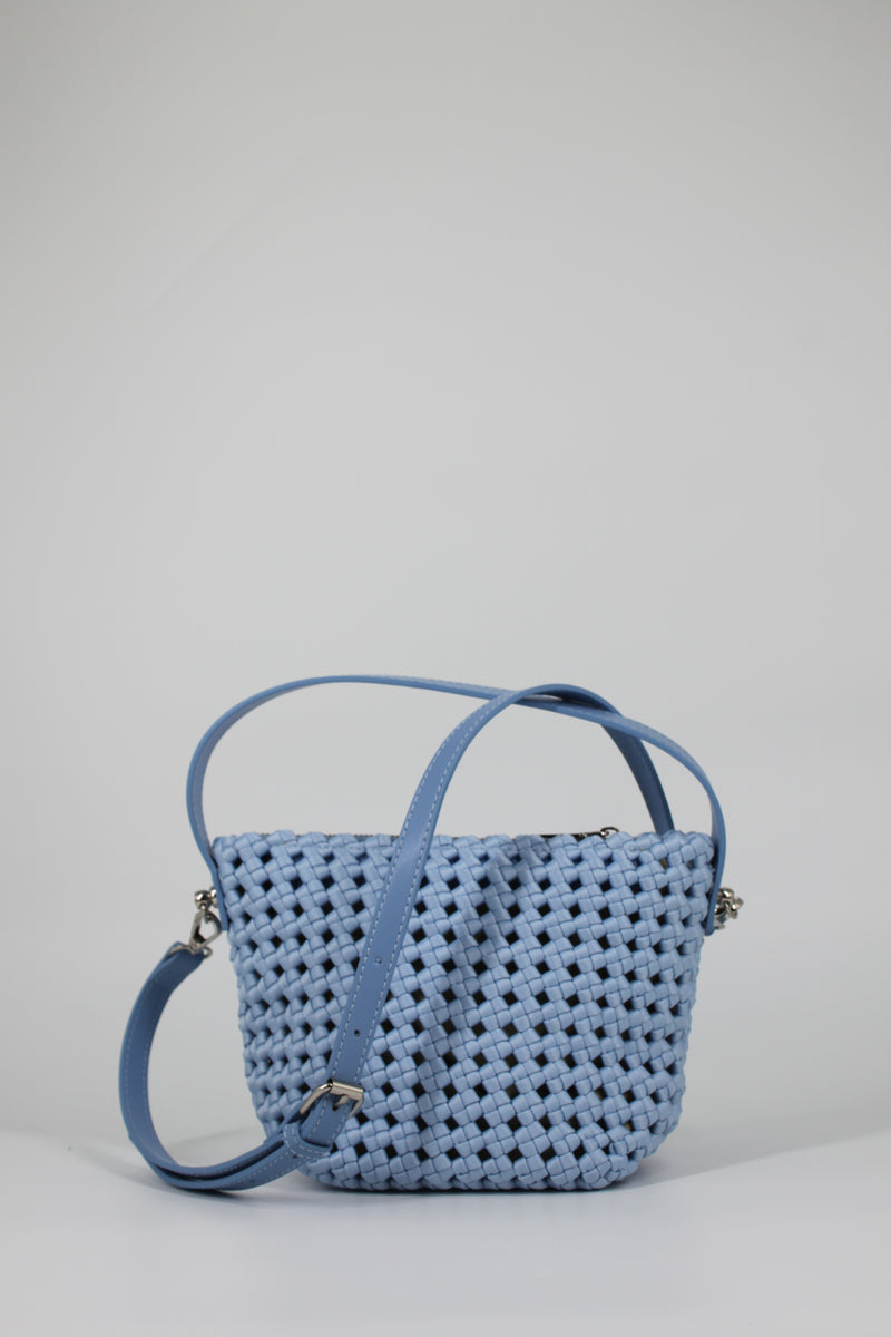 Borsa a Secchiello Intrecciata con Tracolla – Azzurro Polvere