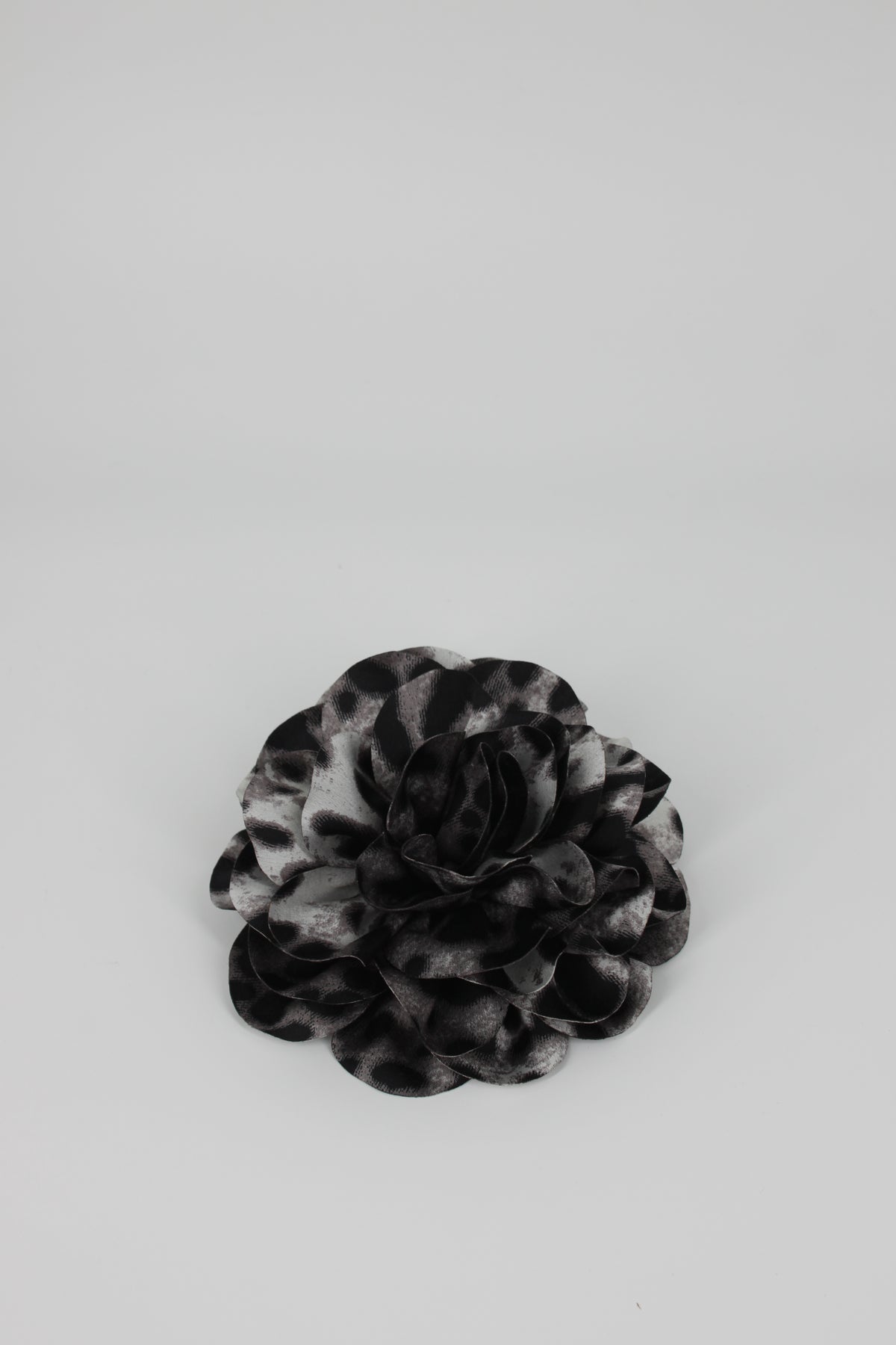 Spilla Fiore Camelia in Fantasia Animalier Maculata