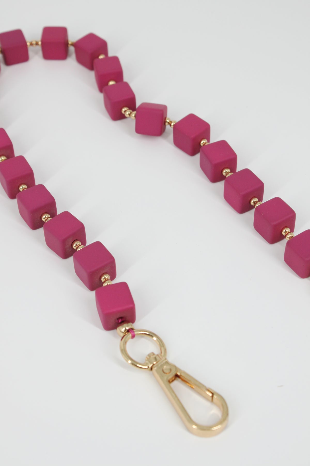 Tracolla a Catena con Cubetti  Matt fucsia e Dettagli Gold