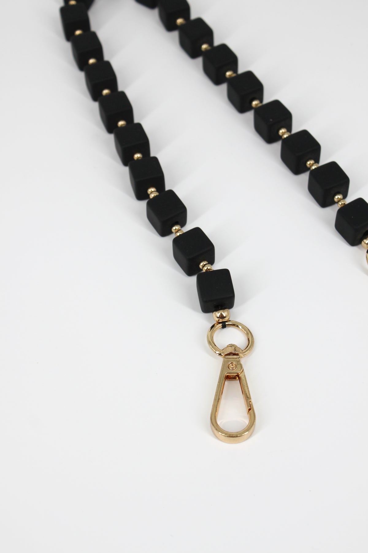 Tracolla a Catena con Cubetti Matt nero e Dettagli Gold