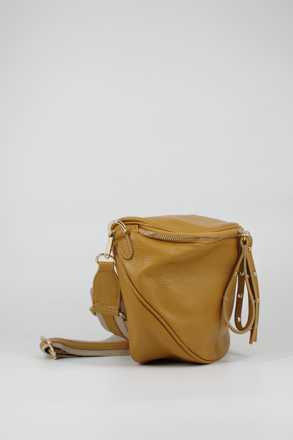 Borsa in vera pelle con borchie dorate modello marsupio - Senape