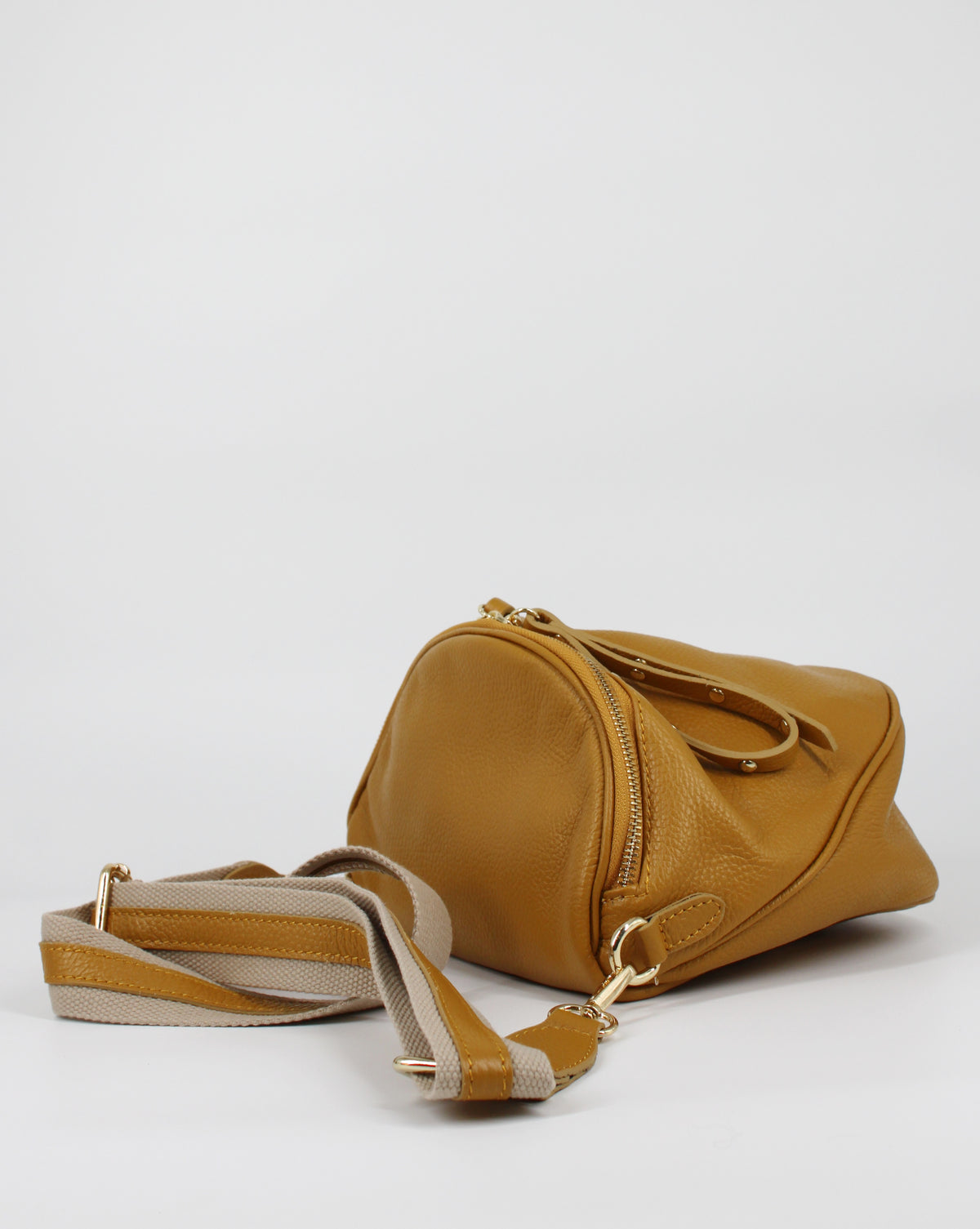 Borsa in vera pelle con borchie dorate modello marsupio - Senape