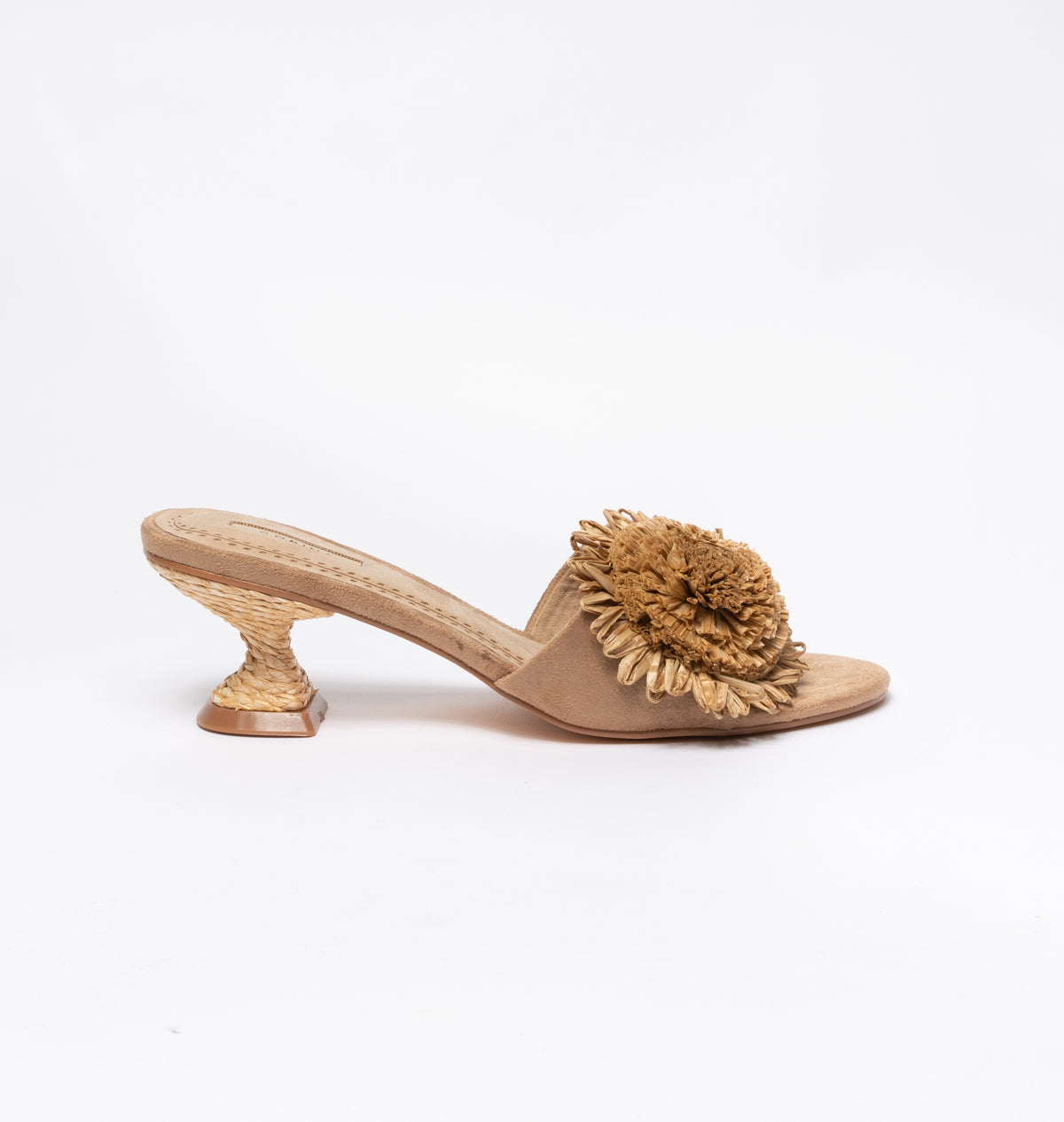 Sandalo scamosciato con fiore girasole di rafia intrecciato- Cammello