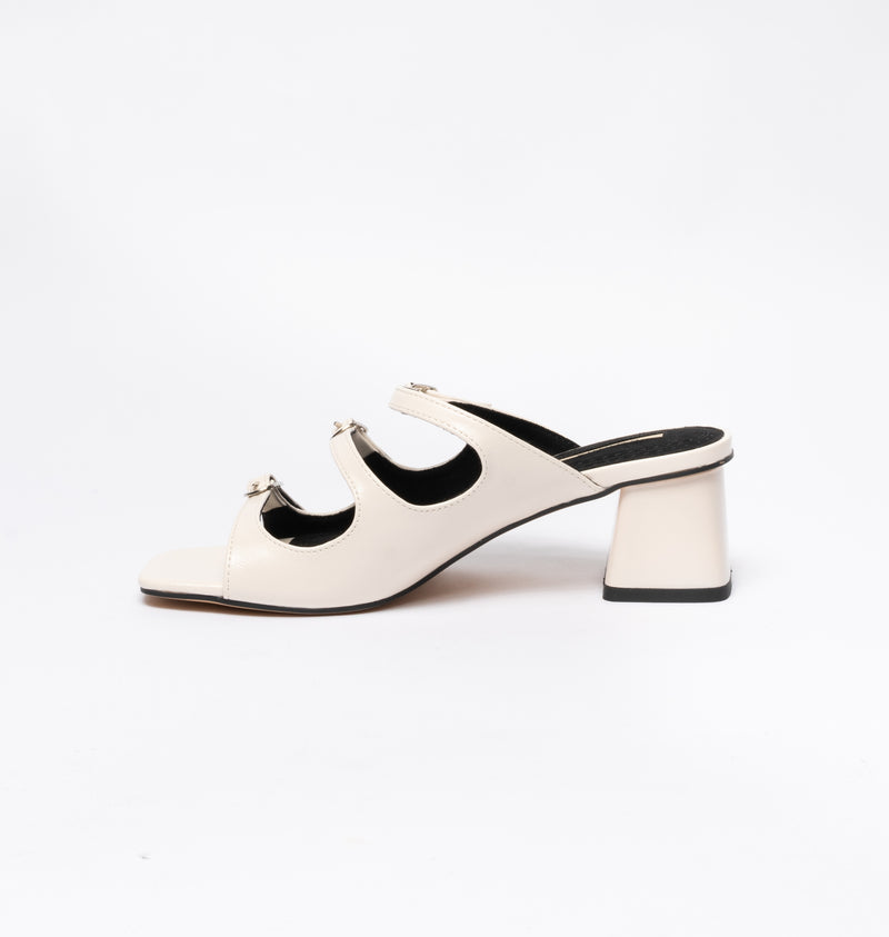 Sandali bassi in ecopelle con fibbie regolabili- Beige