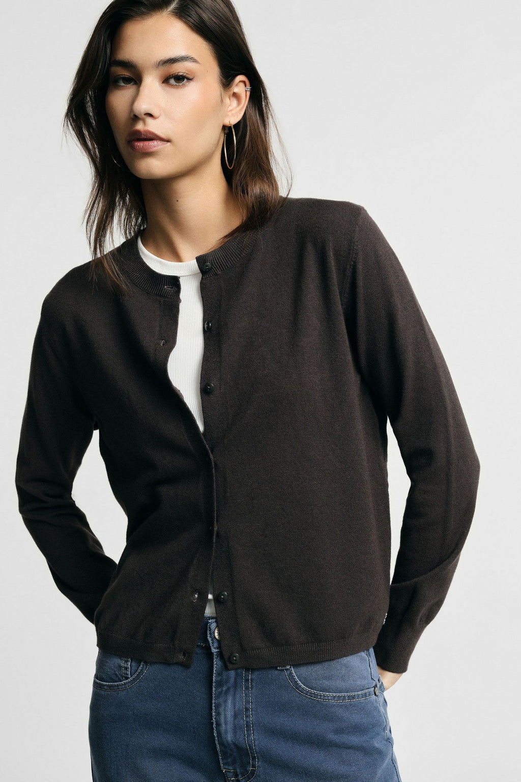 Cardigan girocollo con maniche lunghe e bottoni - Moro