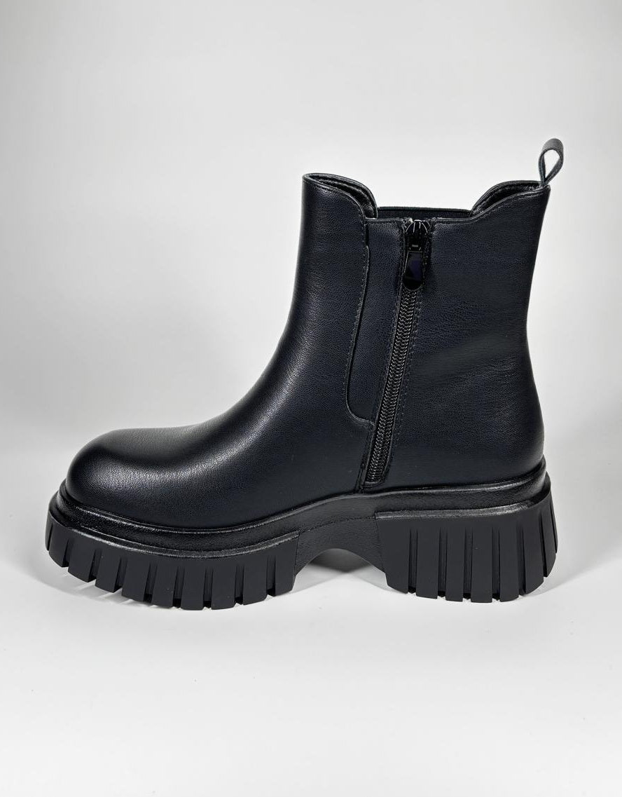 Stivaletto Chelsea  con suola chunky -Nero
