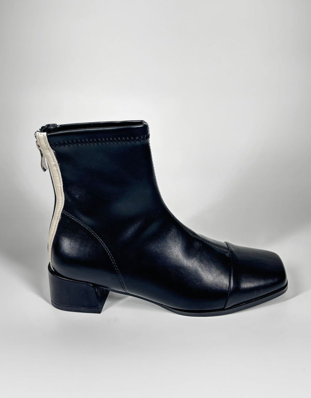 Stivaletto 'Bold Contrast' Punta Quadrata e Zip a Contrasto - Nero