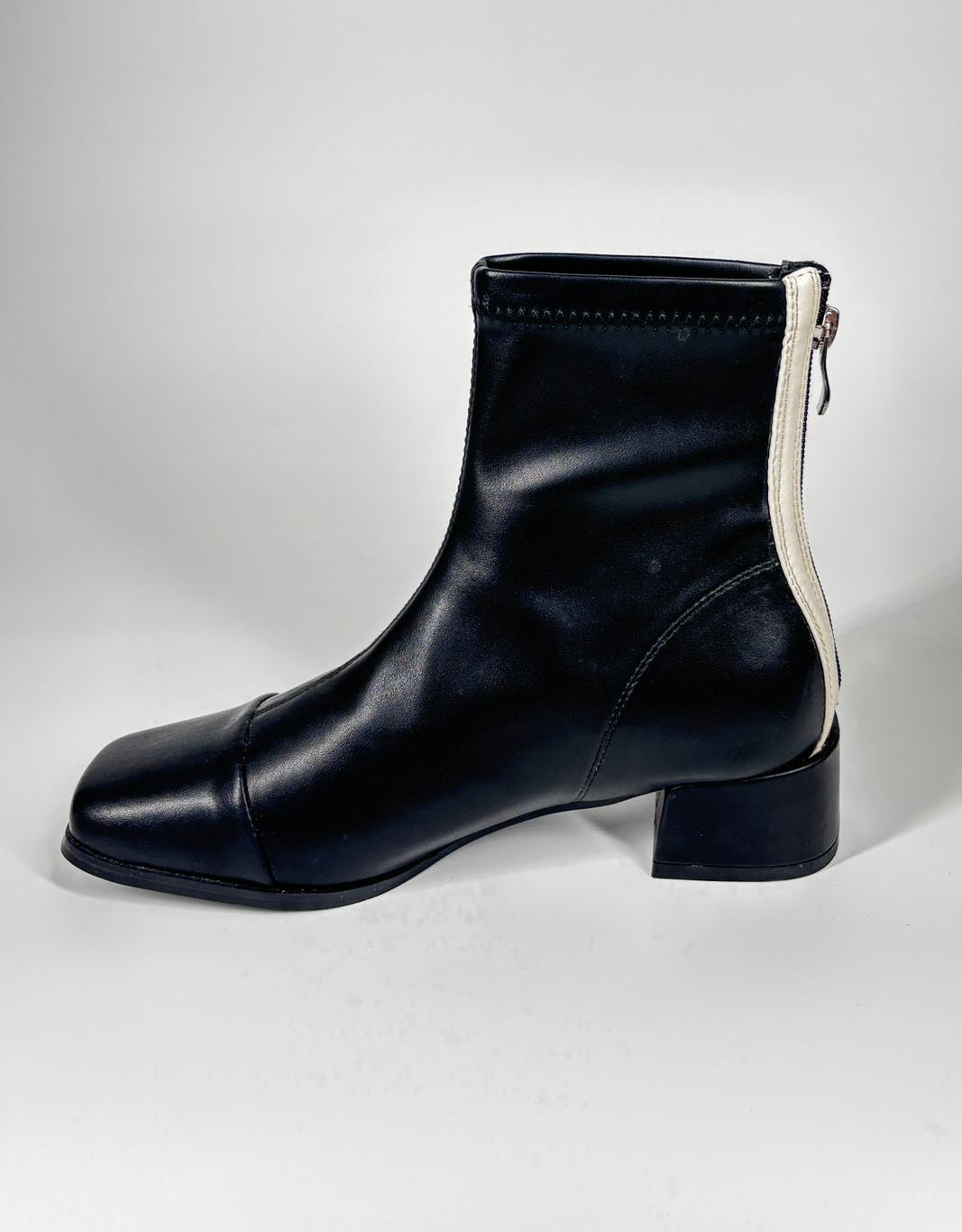 Stivaletto 'Bold Contrast' Punta Quadrata e Zip a Contrasto - Nero