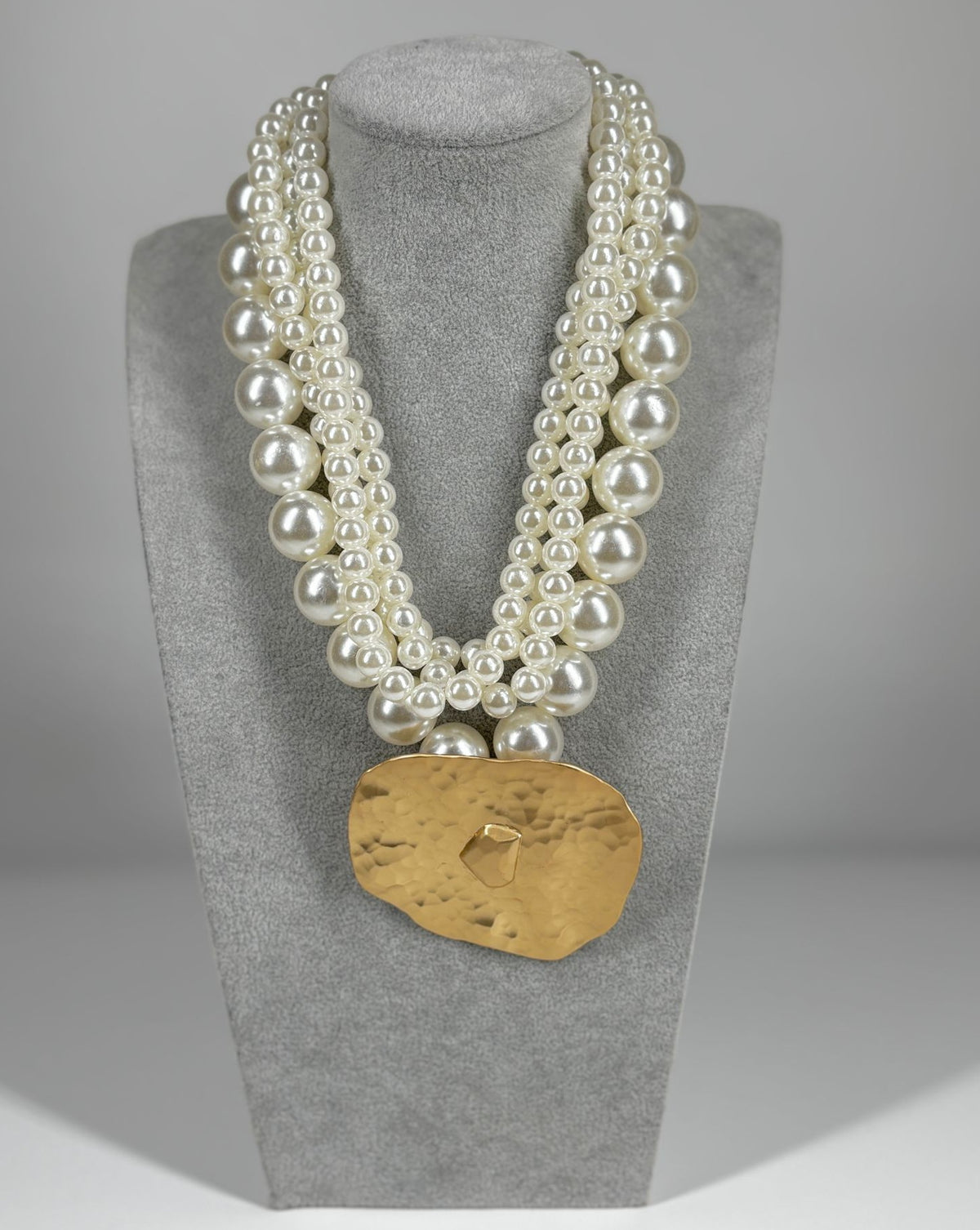 Collana Multistrato di Perle Barocche con Pendente a Piastra Dorata Martellata