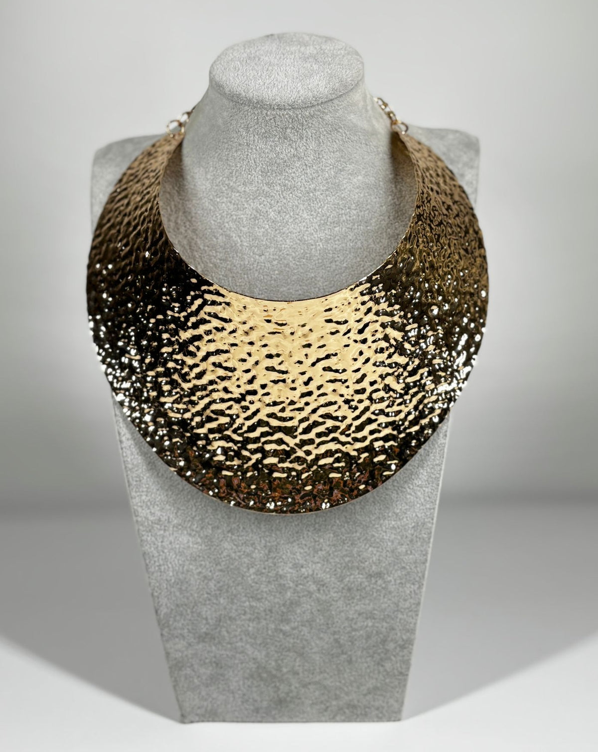 Collana Rigida a Bavaglino in Metallo Martellato Lucido - Oro