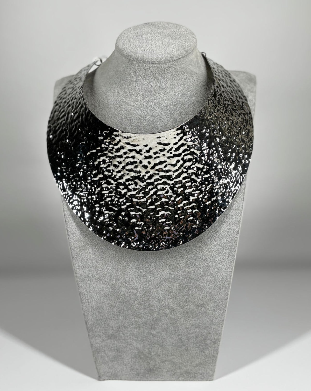 Collana Rigida a Bavaglino in Metallo Martellato Lucido - Argento
