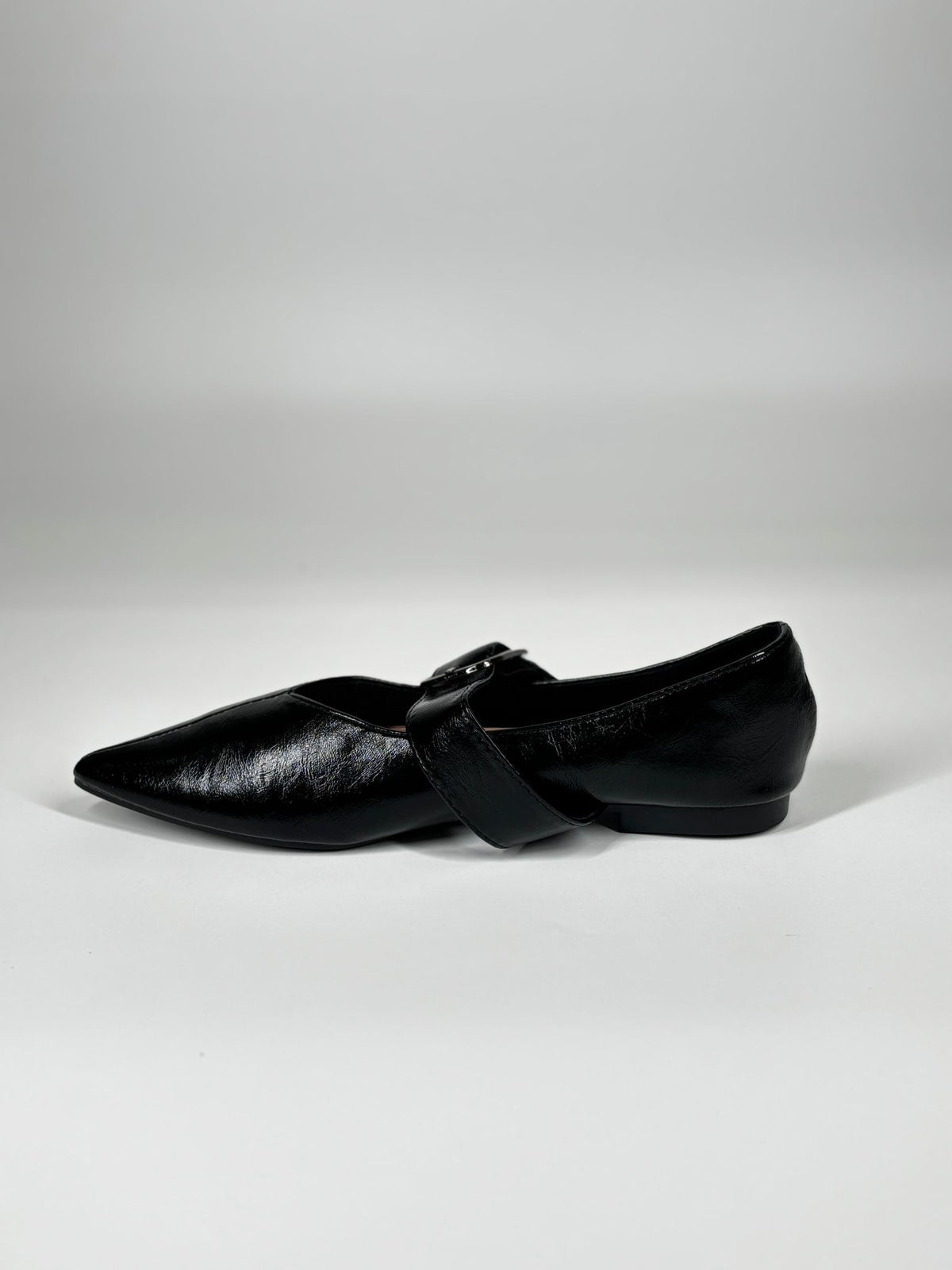 Ballerina Elegante a Punta con Cinturino - Nera