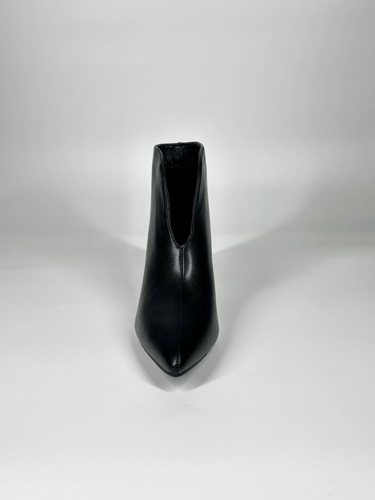 Stivaletto Tacco Medio Scultoreo con Taglio a V - Nero