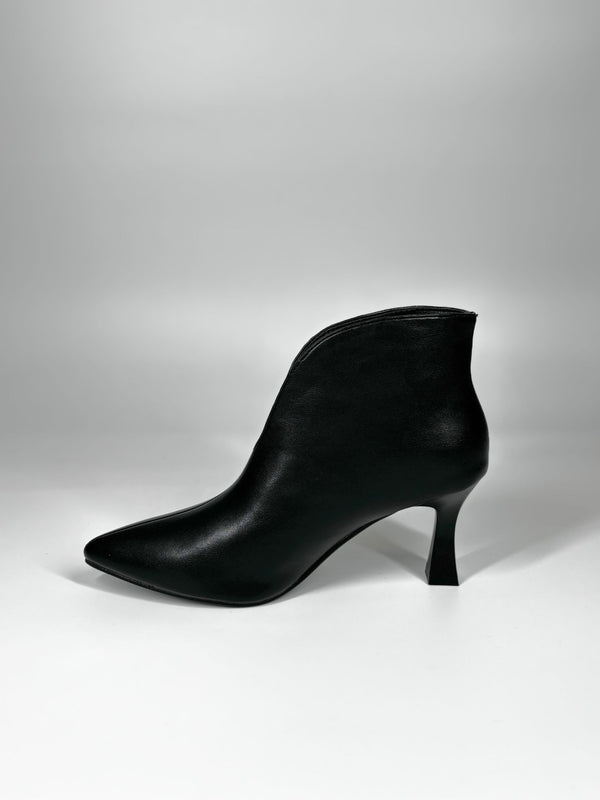 Stivaletto Tacco Medio Scultoreo con Taglio a V - Nero