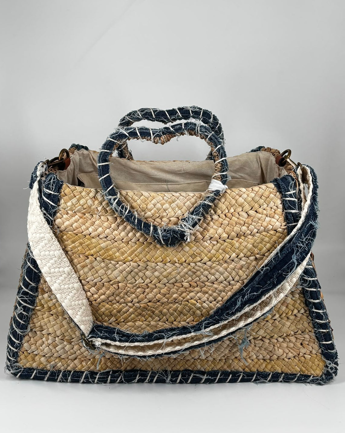 Borsa a Mano in Paglia Intrecciata con Dettagli in Denim Riciclato