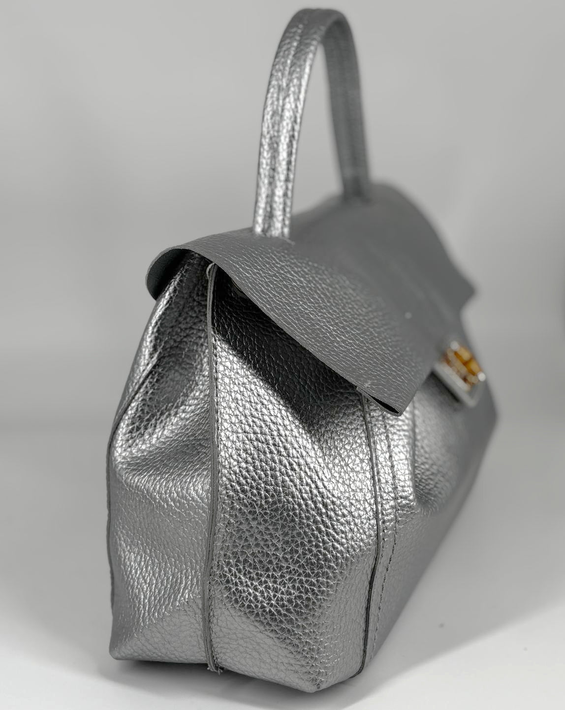 Borsa a Mano in Ecopelle Martellata Argento con Chiusura in Bamboo