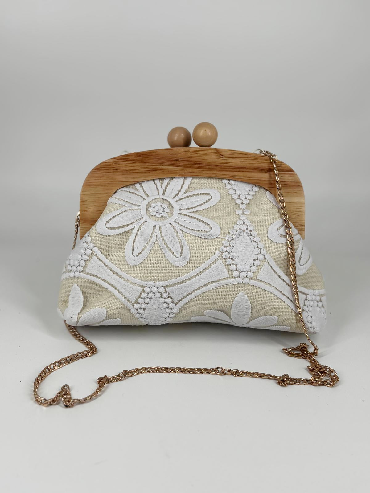 Clutch Gioiello con Ricamo Floreale e Chiusura Clic-Clac in Legno – Bianco & Naturale