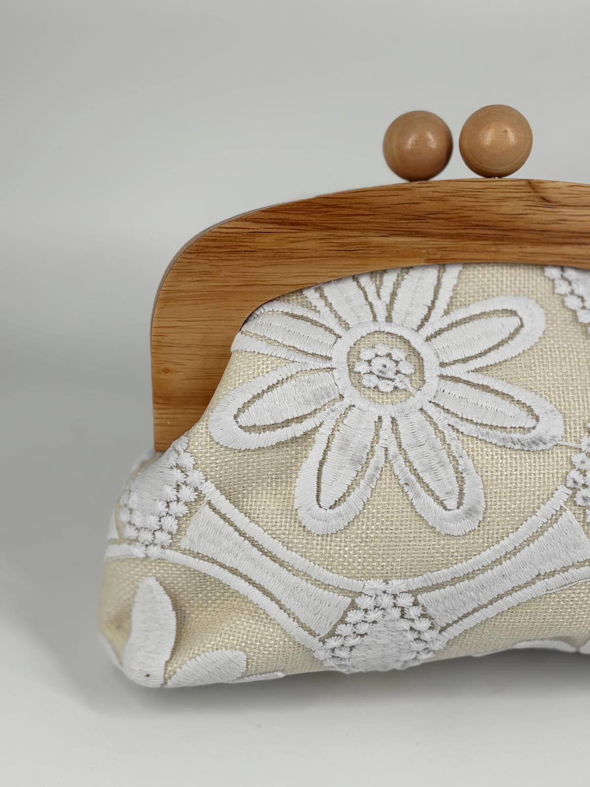 Clutch Gioiello con Ricamo Floreale e Chiusura Clic-Clac in Legno – Bianco & Naturale