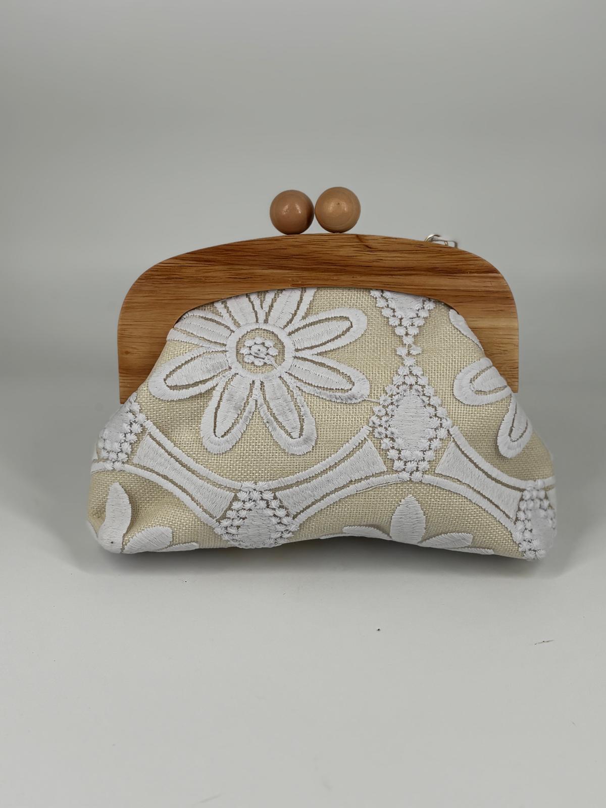 Clutch Gioiello con Ricamo Floreale e Chiusura Clic-Clac in Legno – Bianco & Naturale
