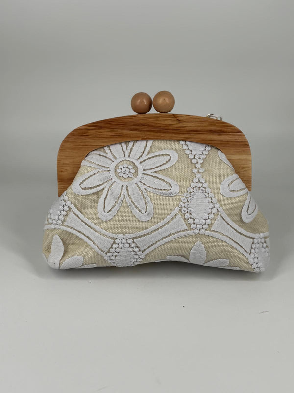 Clutch Gioiello con Ricamo Floreale e Chiusura Clic-Clac in Legno – Bianco & Naturale