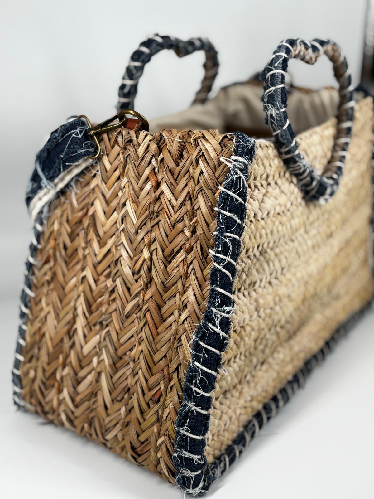 Borsa a Mano in Paglia Intrecciata con Dettagli in Denim Riciclato