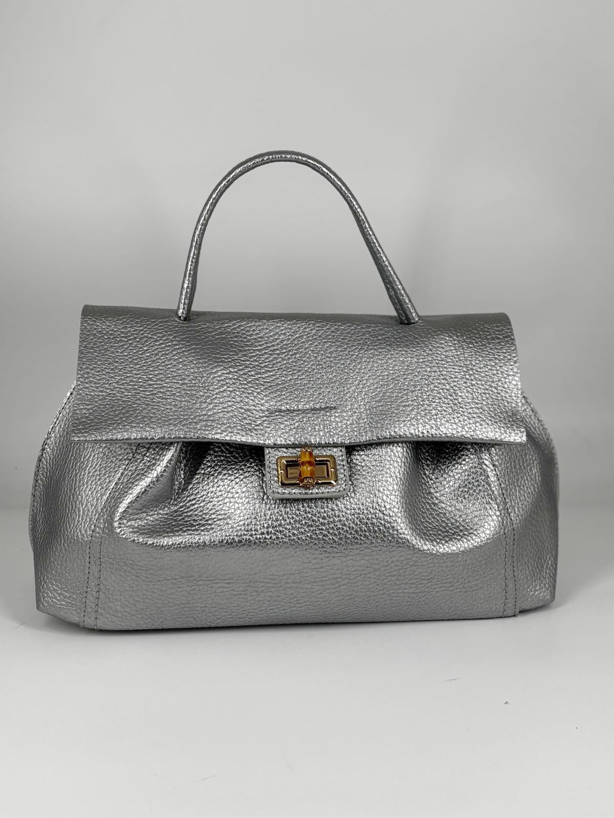 Borsa a Mano in Ecopelle Martellata Argento con Chiusura in Bamboo