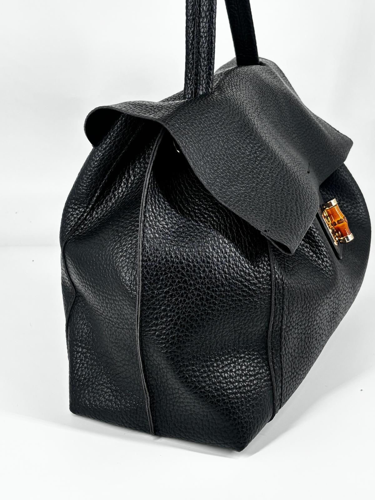 Borsa a Mano in ecoPelle Martellata con Chiusura in Bamboo – Nero