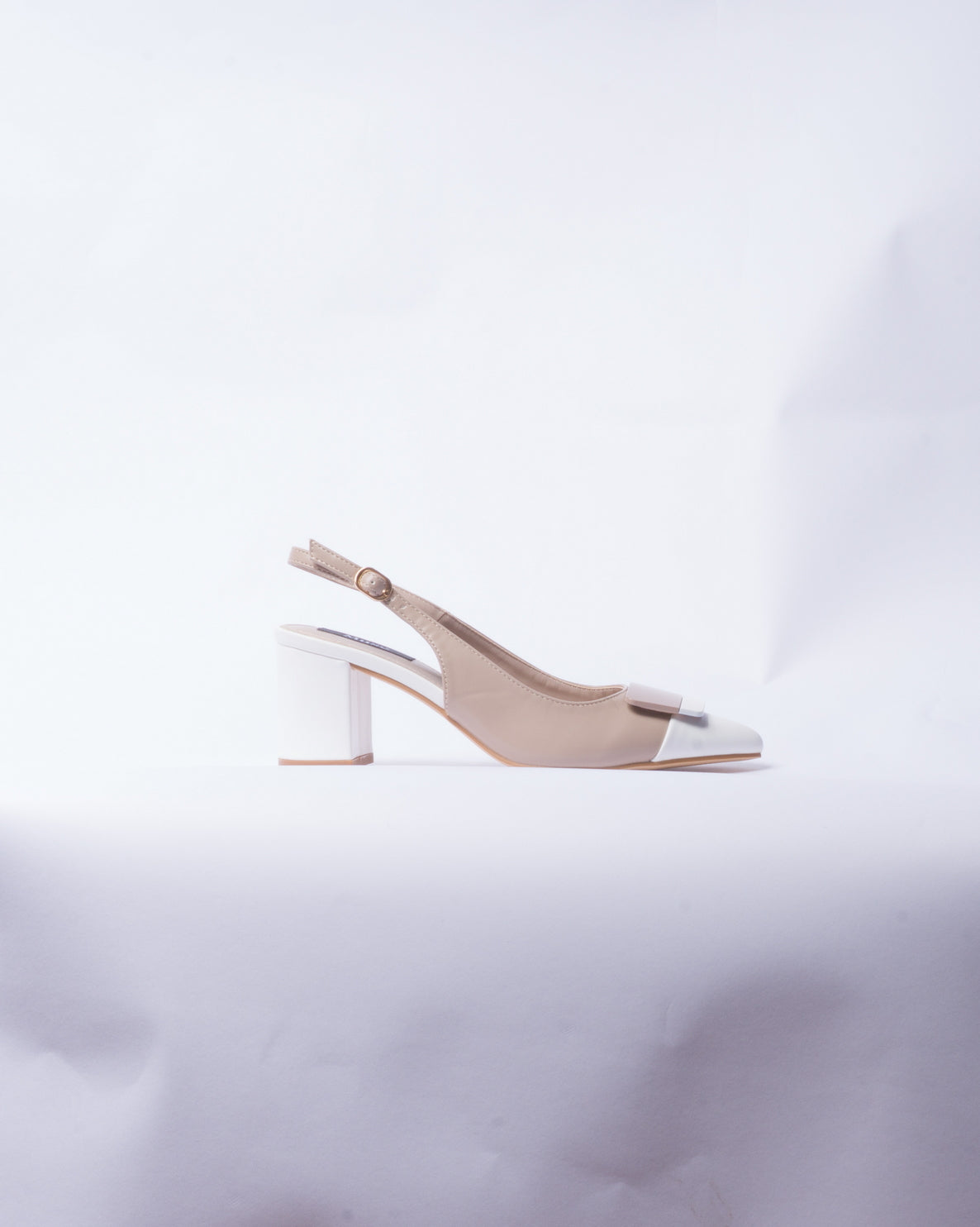 Décolleté Slingback con Tacco Largo – Beige Bianco
