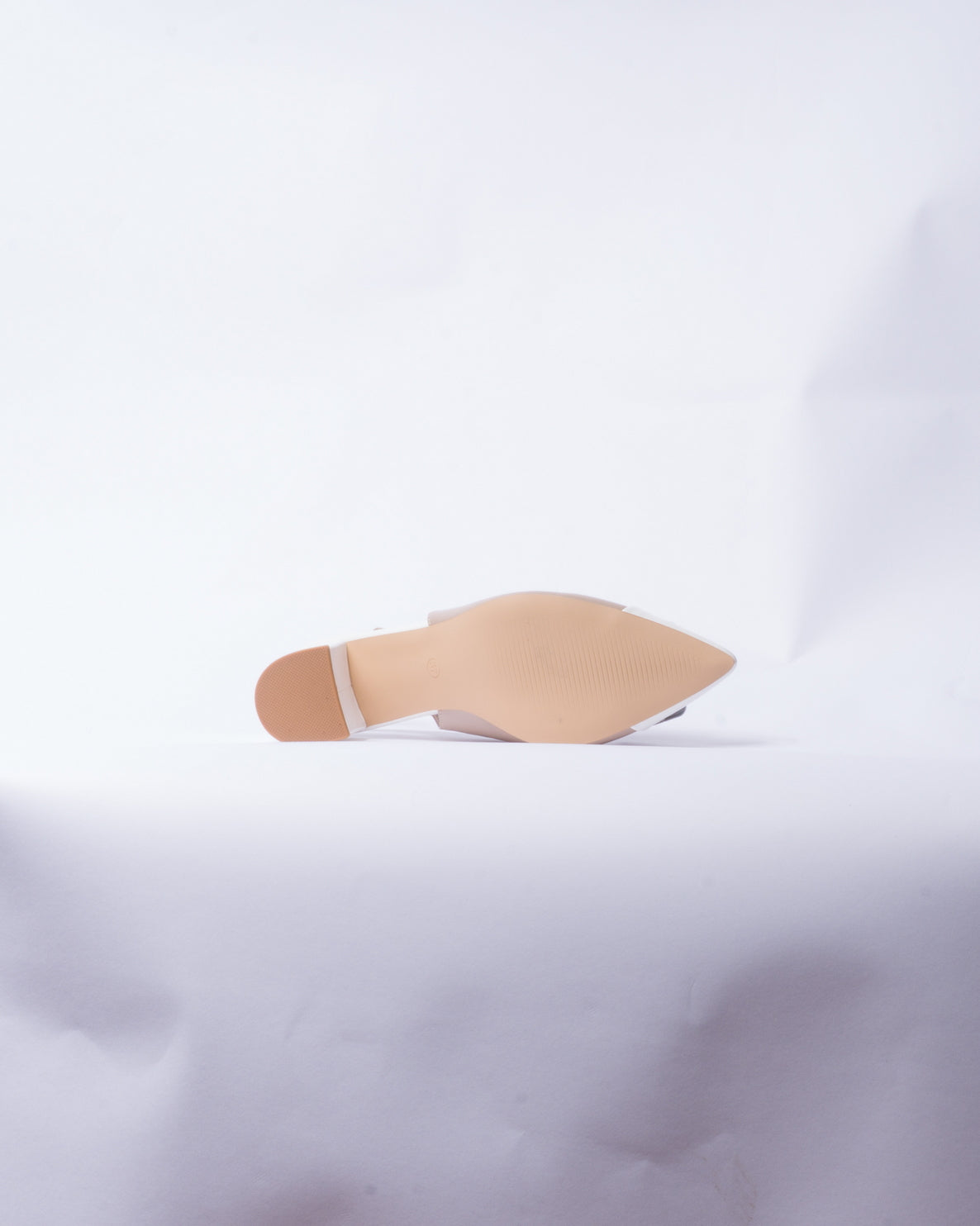 Décolleté Slingback con Tacco Largo – Beige Bianco