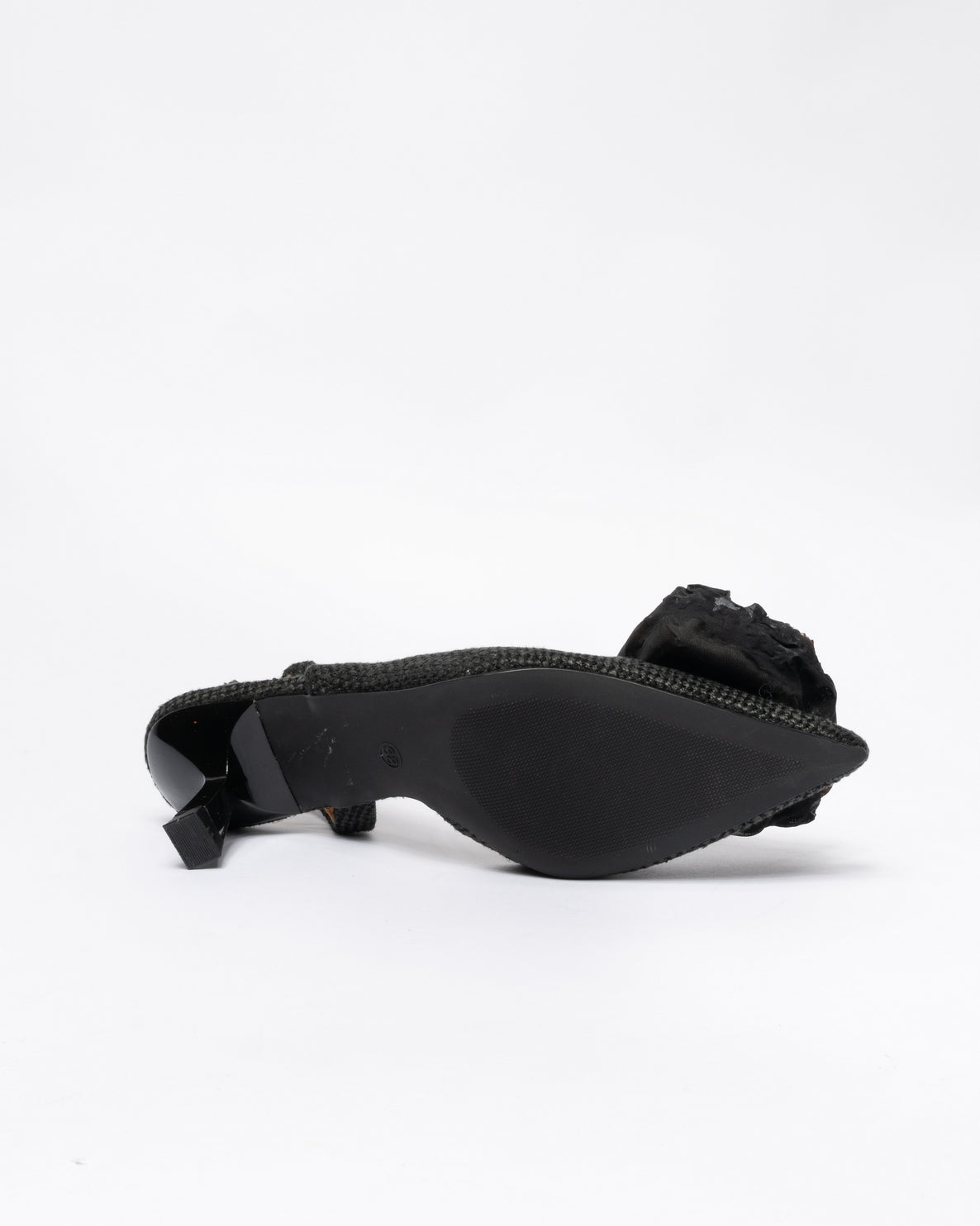 Decolletè in tessuto raffia intrecciato con applicazione fiore in punta fibbia regolabile - Nero