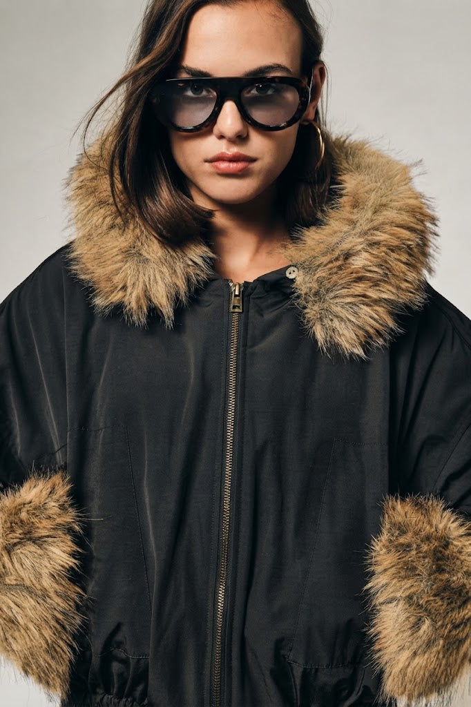 Parka corta con cappuccio e inserti in ecopelliccia Please - Nero