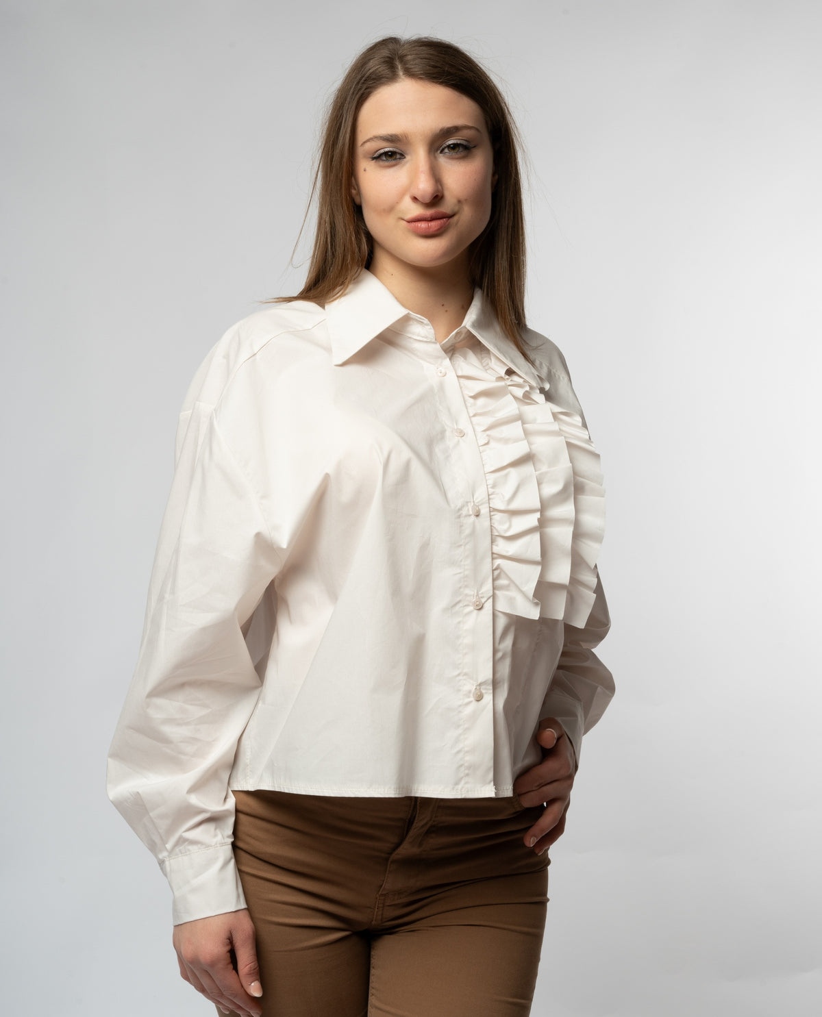 immagine-1-zahjr-camicia-crop-maniche-lunghe-zahir-boxy-fit-con-rouches-e-colleto-a-punta-gesso-camicie-e-bluse-53539103_gesso