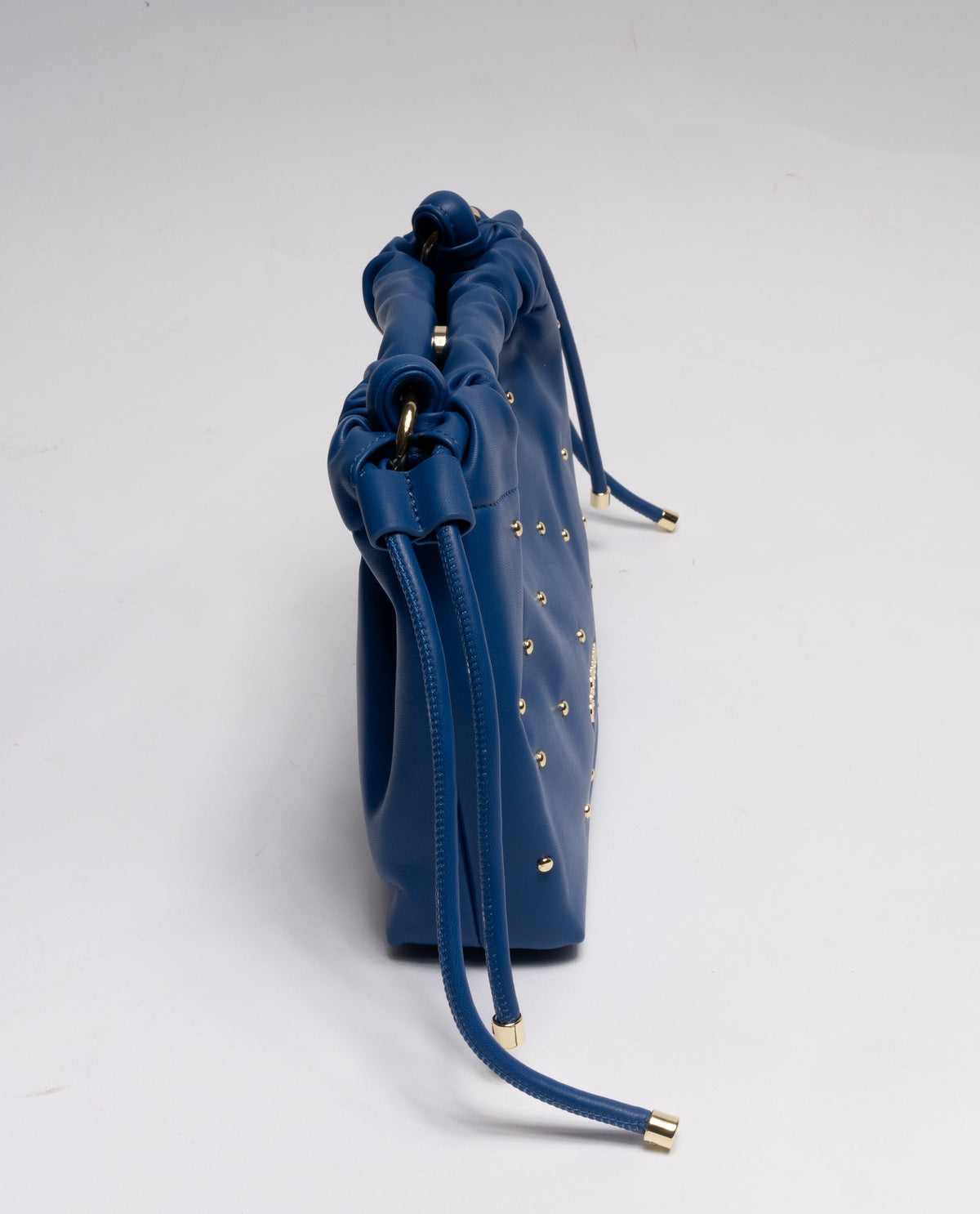 BLU | Minibag a sacchetta Gio Cellini "Vicky pop" in ecopelle liscia con borchie dorate