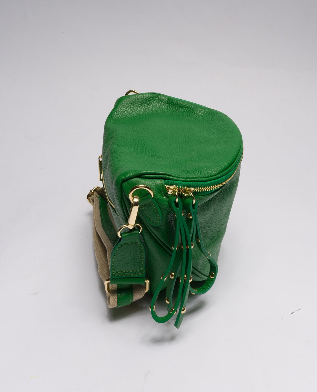 VERDE | Borsa in vera pelle con borchie dorate modello marsupio