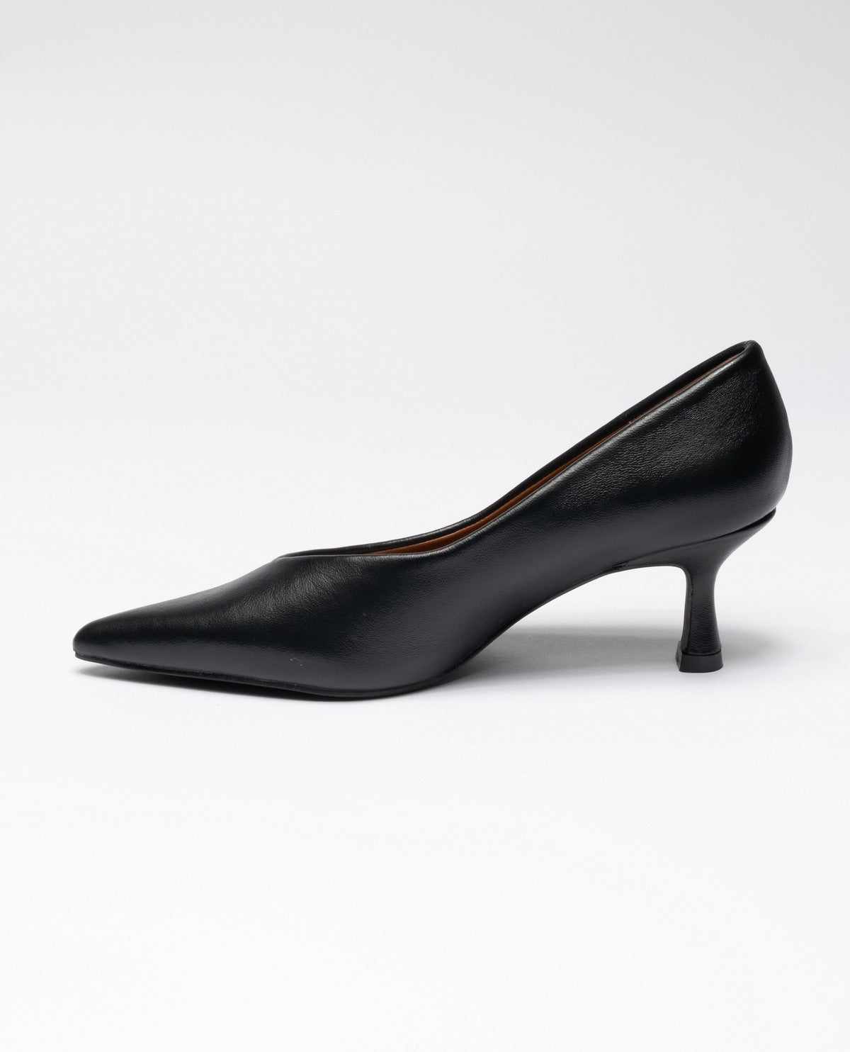 BLACK | Decolletè a punta in ecopelle liscia kitten heels