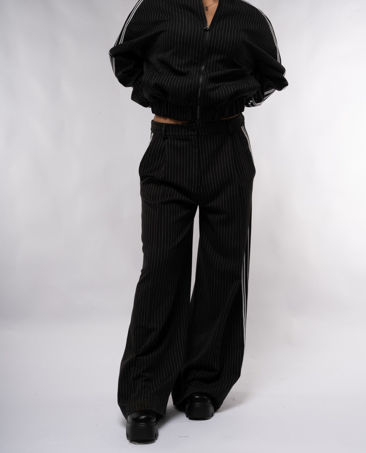 immagine-3-please-pantaloni-da-donna-please-in-tessuto-gessato-con-banda-laterale-nero-pantaloni-p3b6cq8000_nero