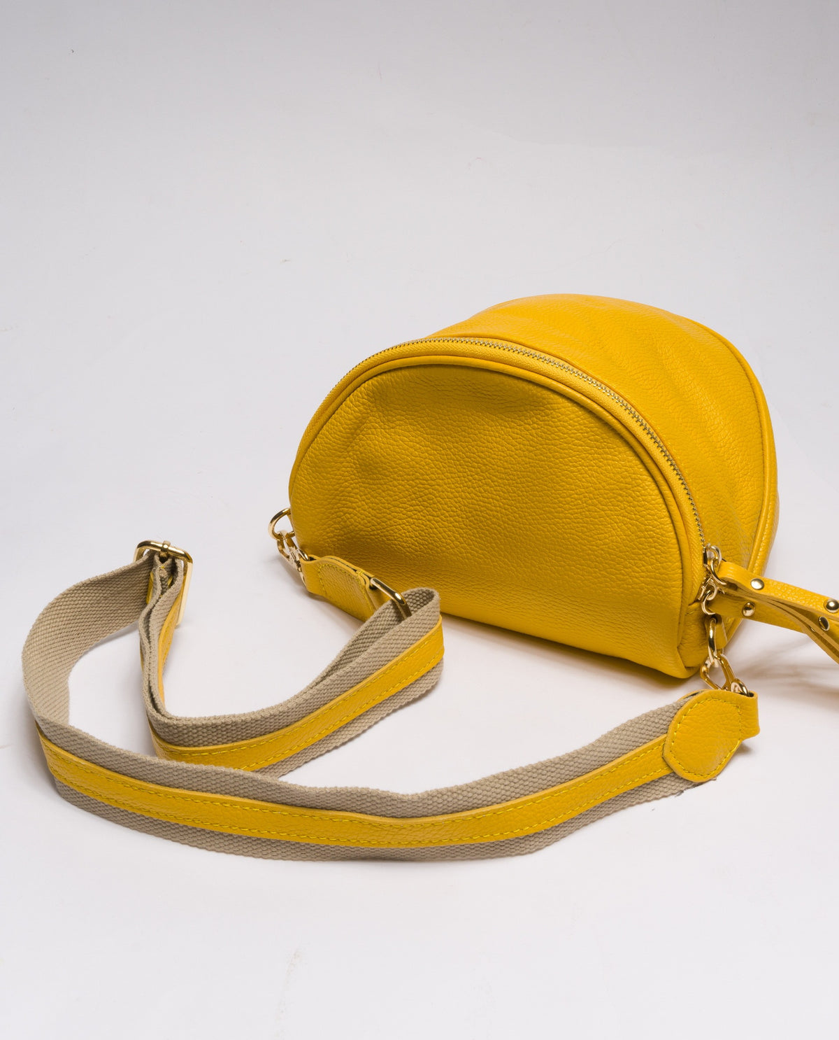 immagine-4-sstore-borsa-in-vera-pelle-con-borchie-dorate-modello-marsupio-giallo-borse-98030_giallo