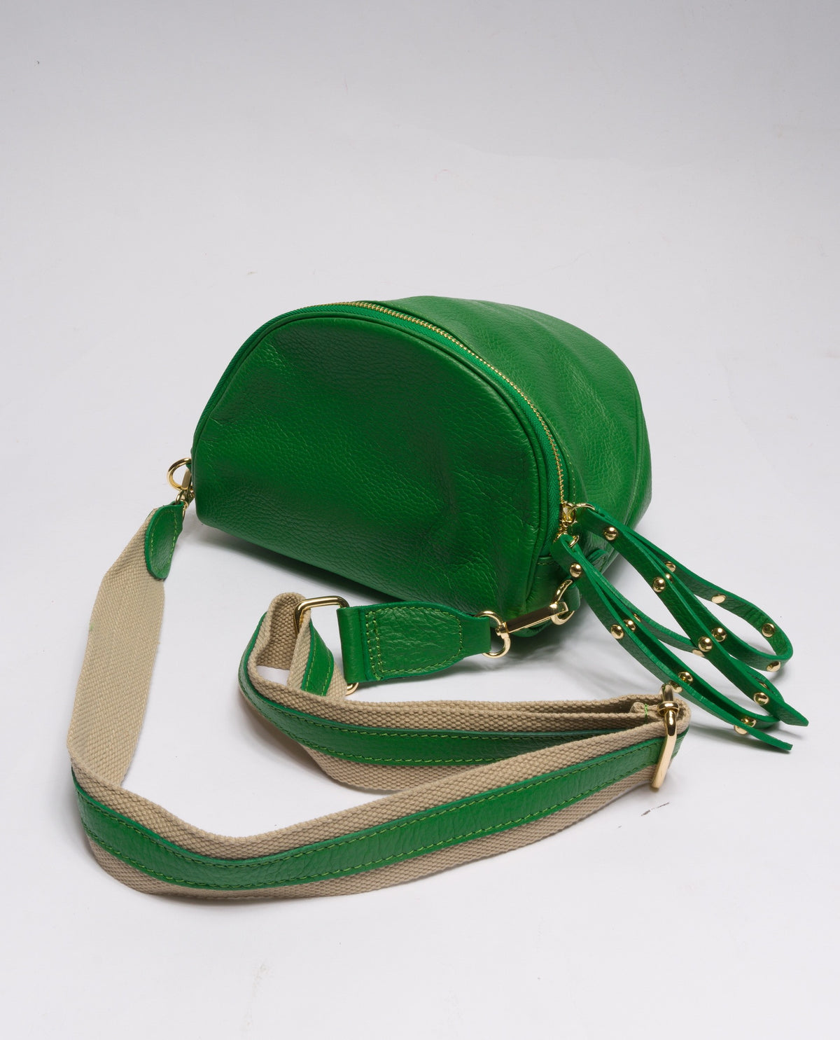 VERDE | Borsa in vera pelle con borchie dorate modello marsupio