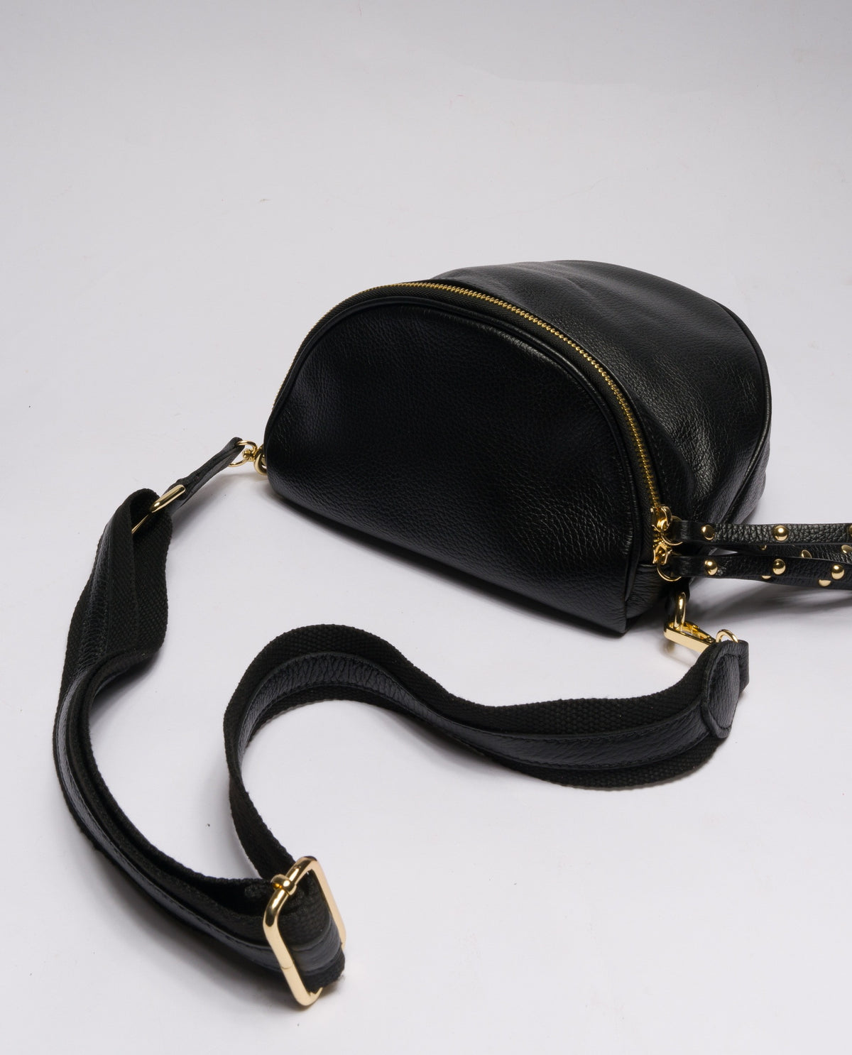 NERO | Borsa in vera pelle con borchie dorate modello marsupio