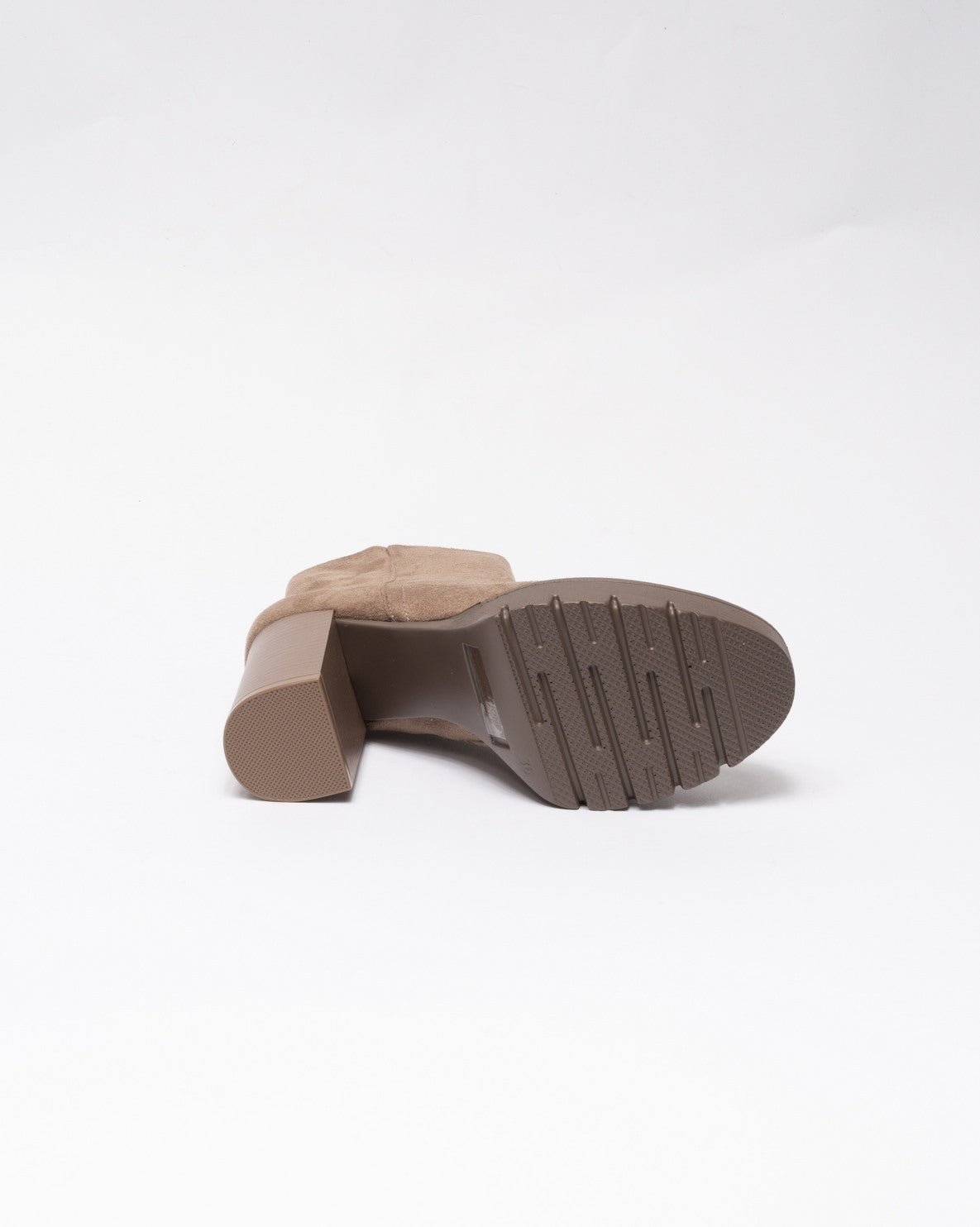 immagine-9-sstore-tronchetto-a-punta-tonda-in-ecopelle-scamosciata-taupe-stivaletti-mp761_taupe