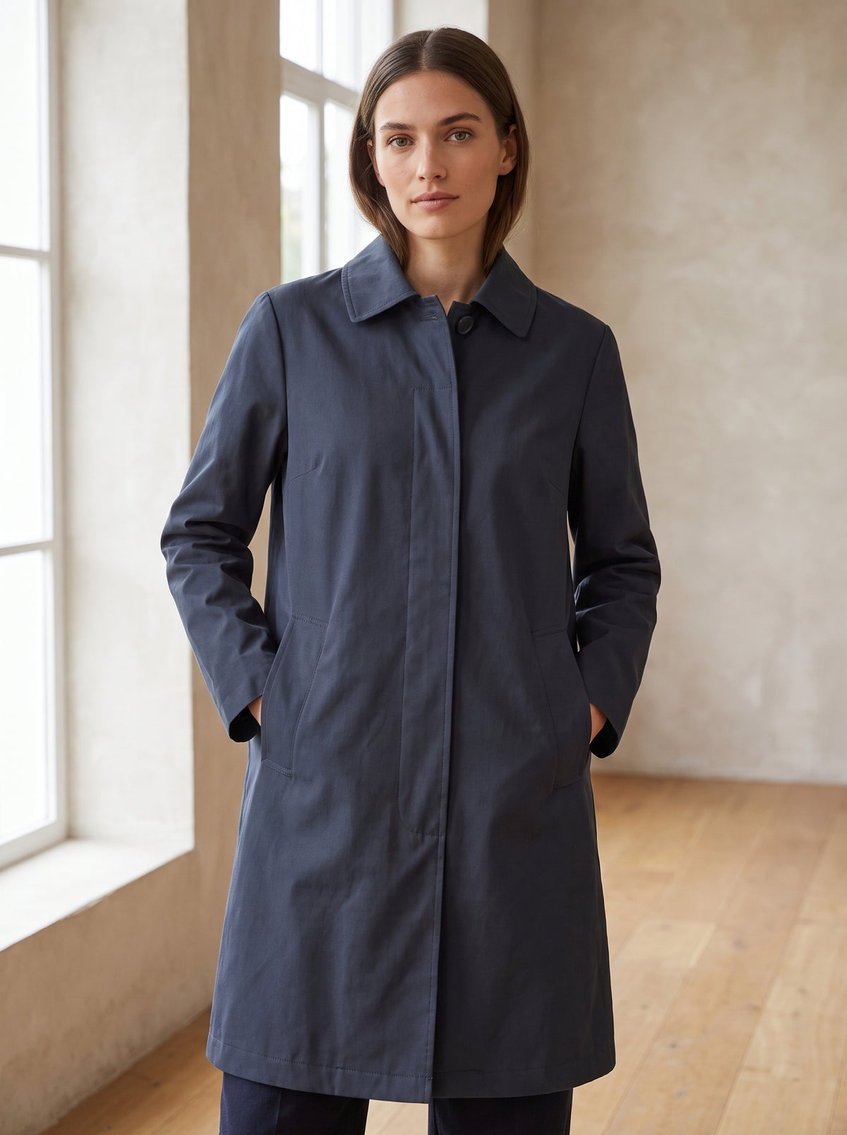 Trench nero in misto cotone con bottoni a scomparsa