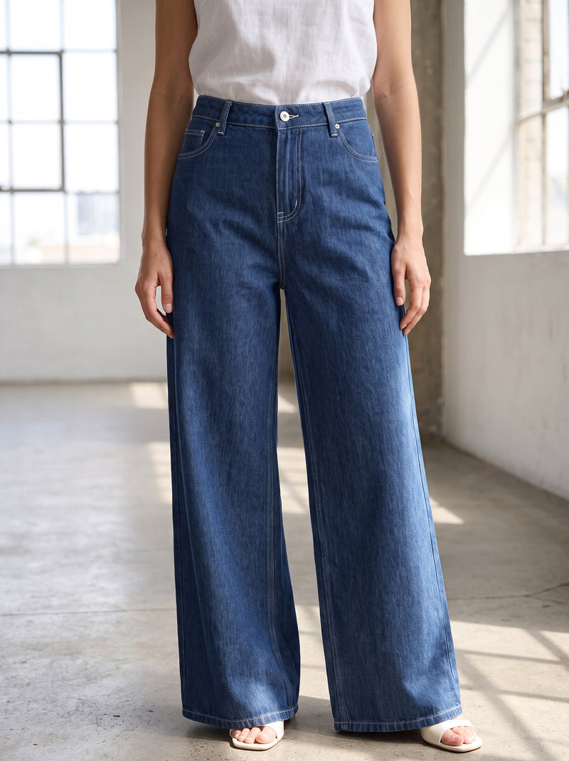 Jeans flare blu scuro a vita alta con cuciture a contrasto