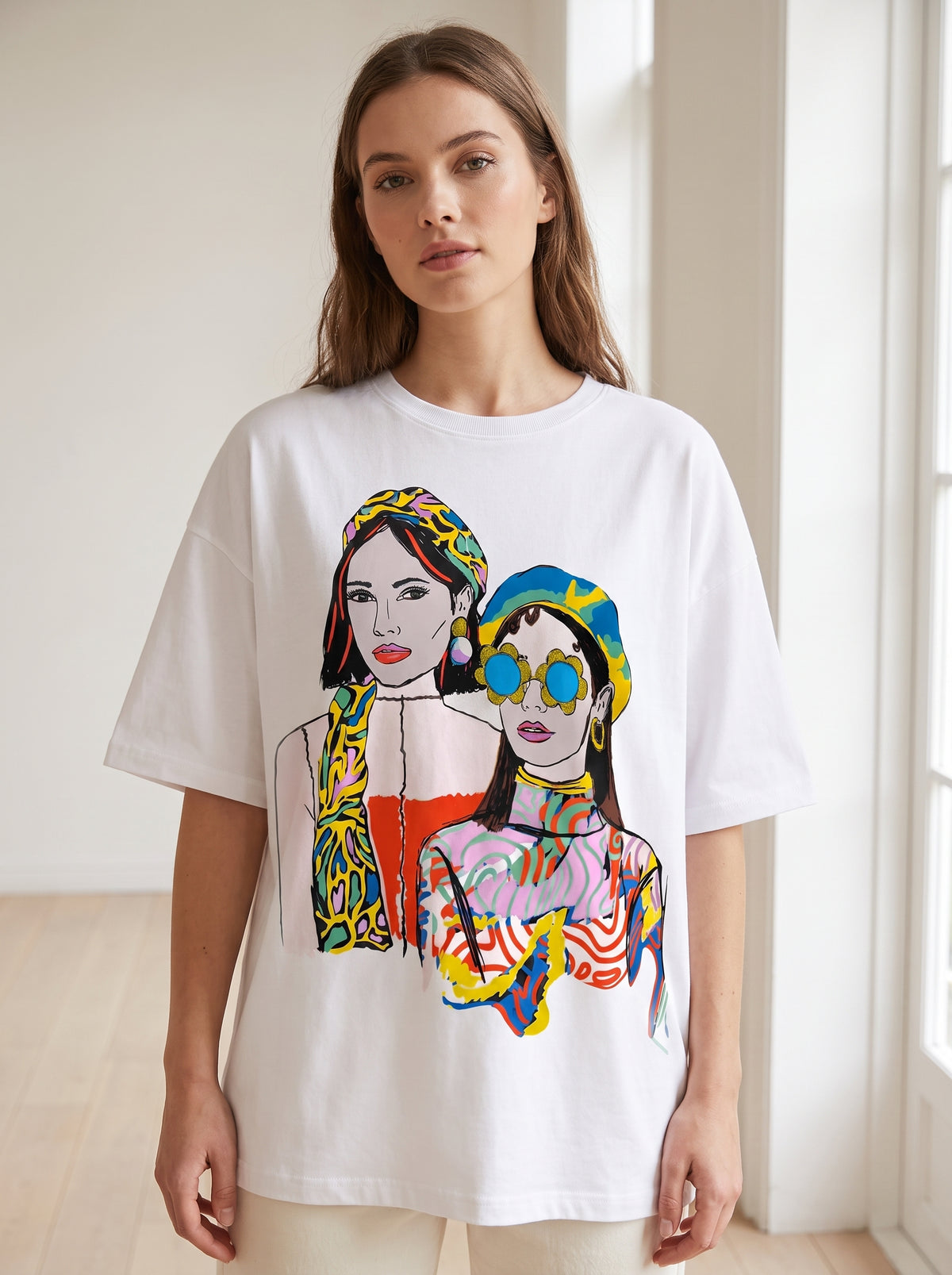 T-shirt bianca con stampa grafica pop art