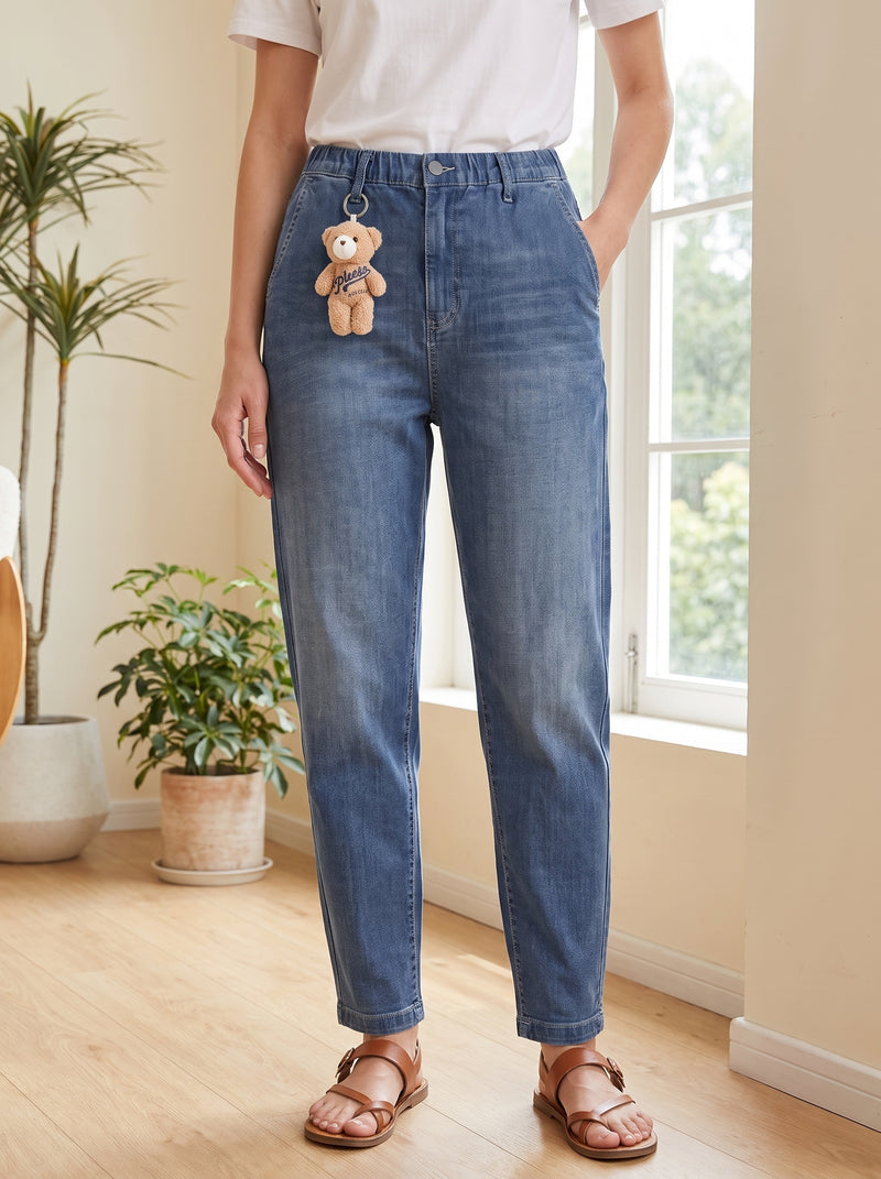 Jeans tapered blu denim con dettaglio orsetto