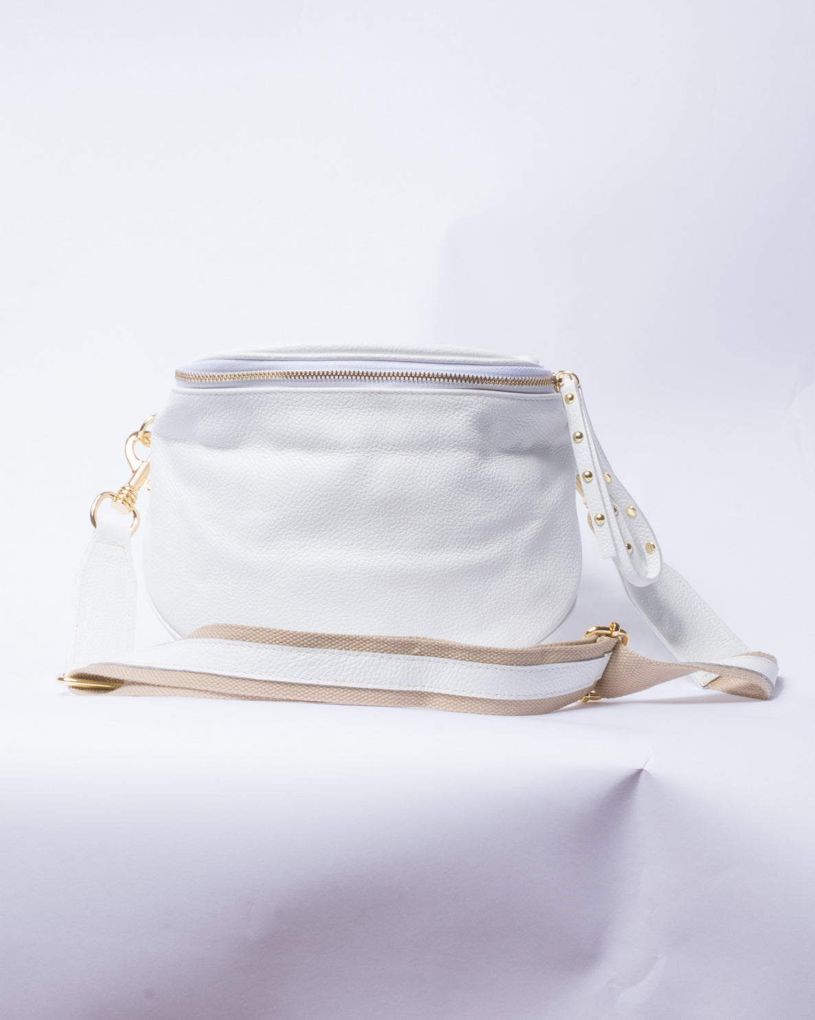 Borsa in vera pelle con borchie dorate modello marsupio - Bianco
