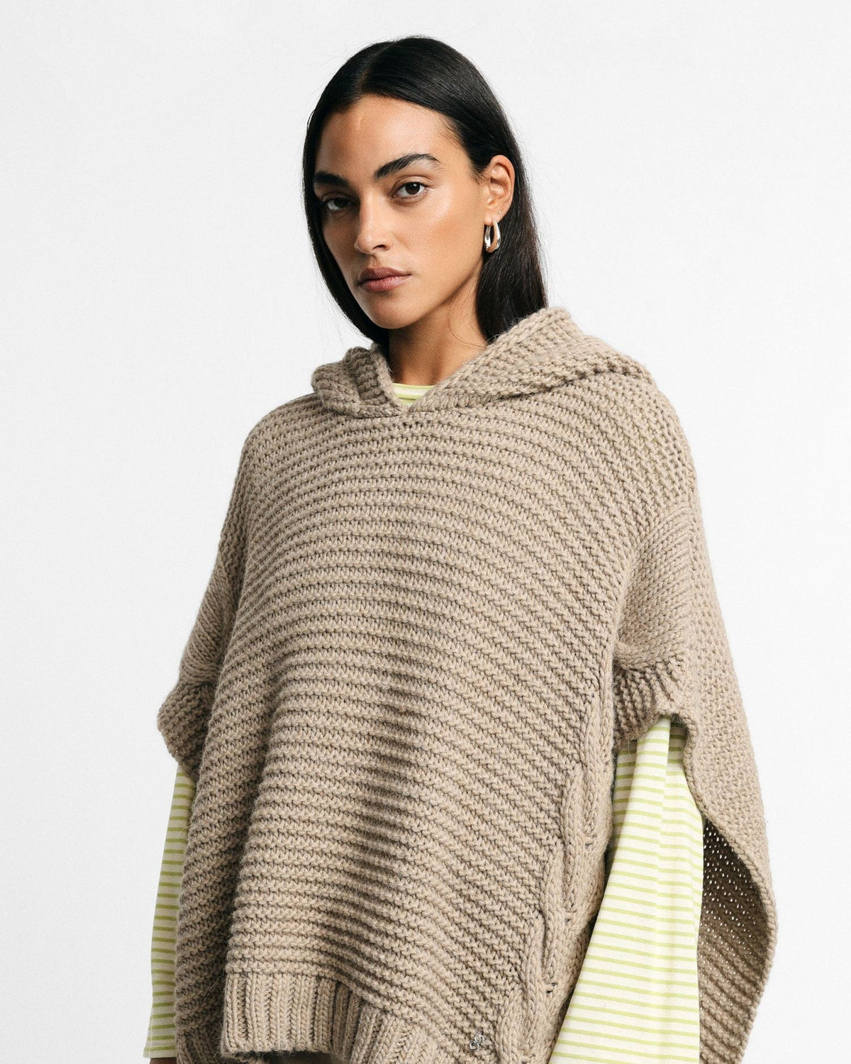 Maglione poncho intrecciato con cappuccio e bordo a coste Please - Sabbia -