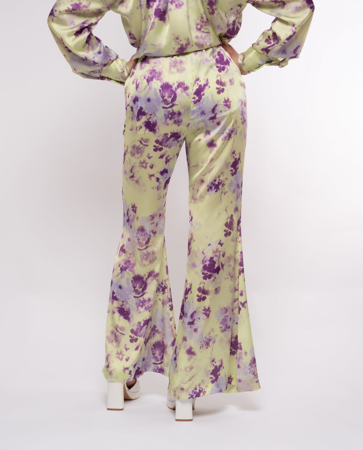 immagine-3-rebel-queen-by-liu-jo-pantalone-a-zampa-rebel-queen-fluido-stampa-fiori-all-over-stampa-fiori-pantaloni-eb4113_fiori