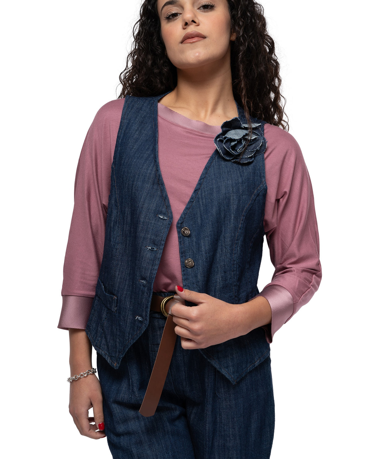 immagine-4-sstore-gilet-da-donna-in-jeans-blu-con-spilla-fiore-abbinata-jeans-zc80724